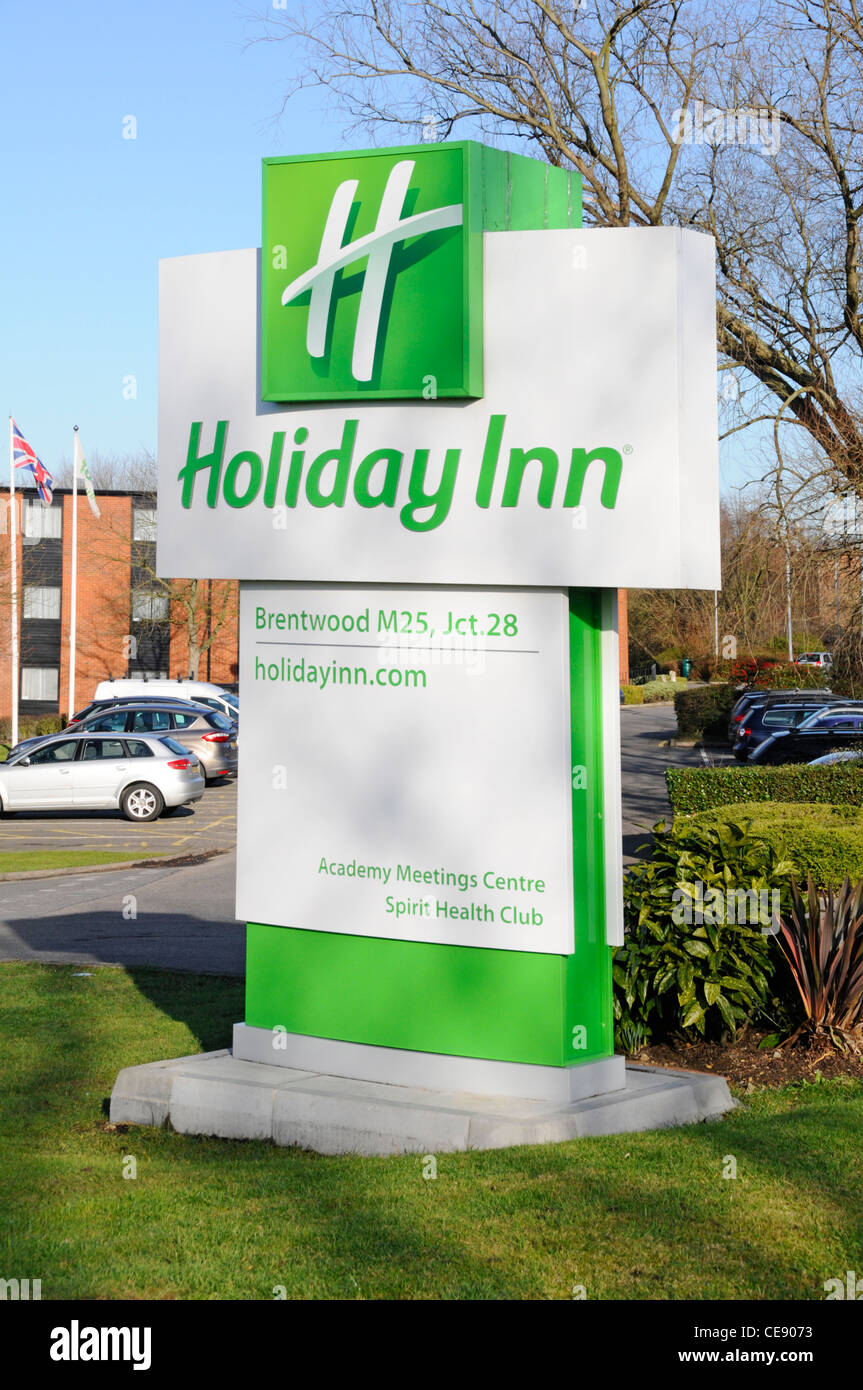 Holiday Inn Hotel signer avec un club de santé et centre de réunion à la jonction 28 de l'autoroute M25 Brentwood Essex England UK Banque D'Images