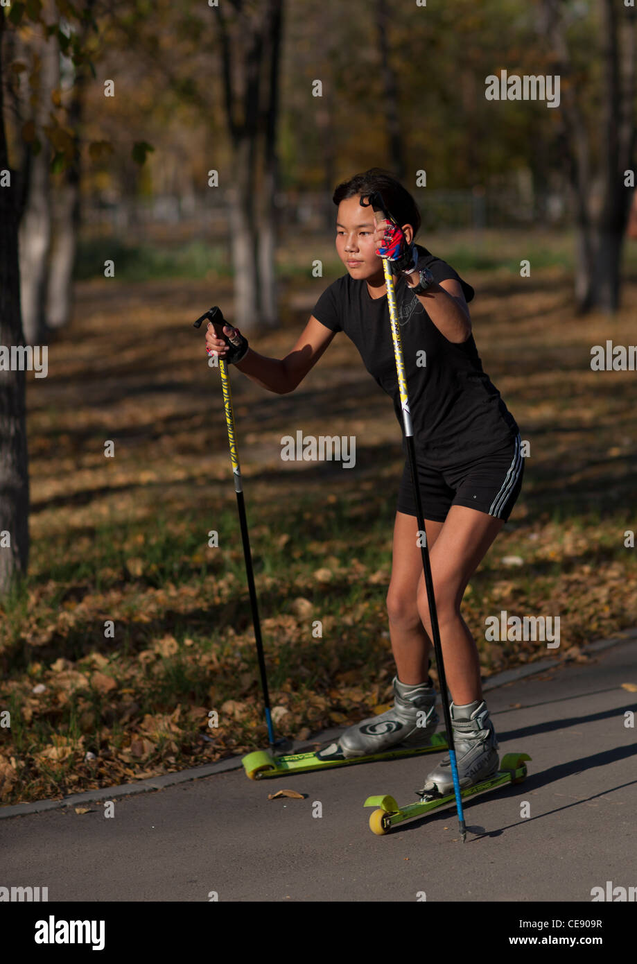 Ski Girl roller à Astana, Kazakhstan parc Banque D'Images