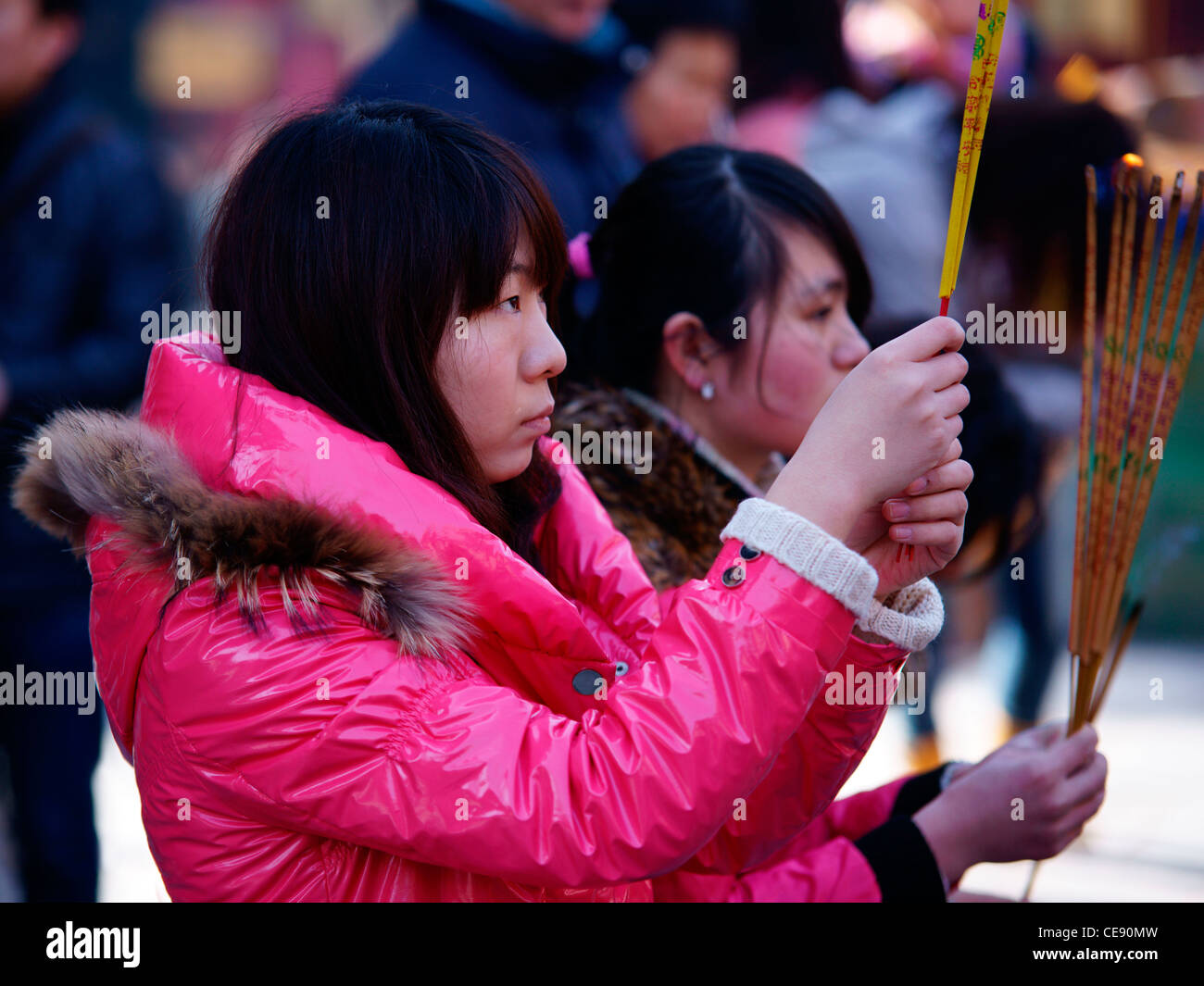 Les bouddhistes priant au temple Yonghegong, Beijing Chine Banque D'Images