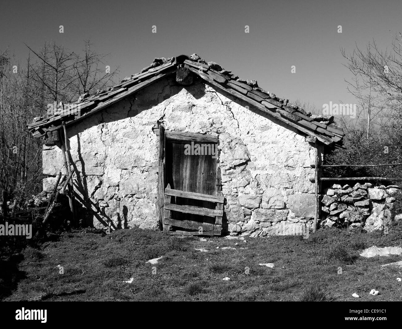 Cabane cabane pays rural Banque d'images noir et blanc - Alamy