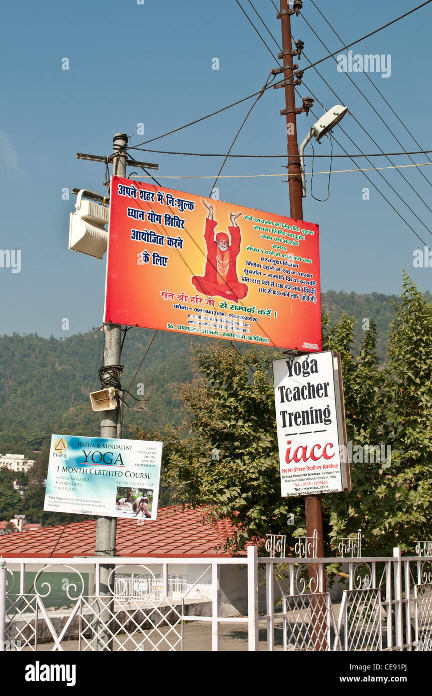 Cours de Yoga annoncés, mal orthographié, Swarg Ashram, Rishikesh, Uttarakhand, Inde Banque D'Images