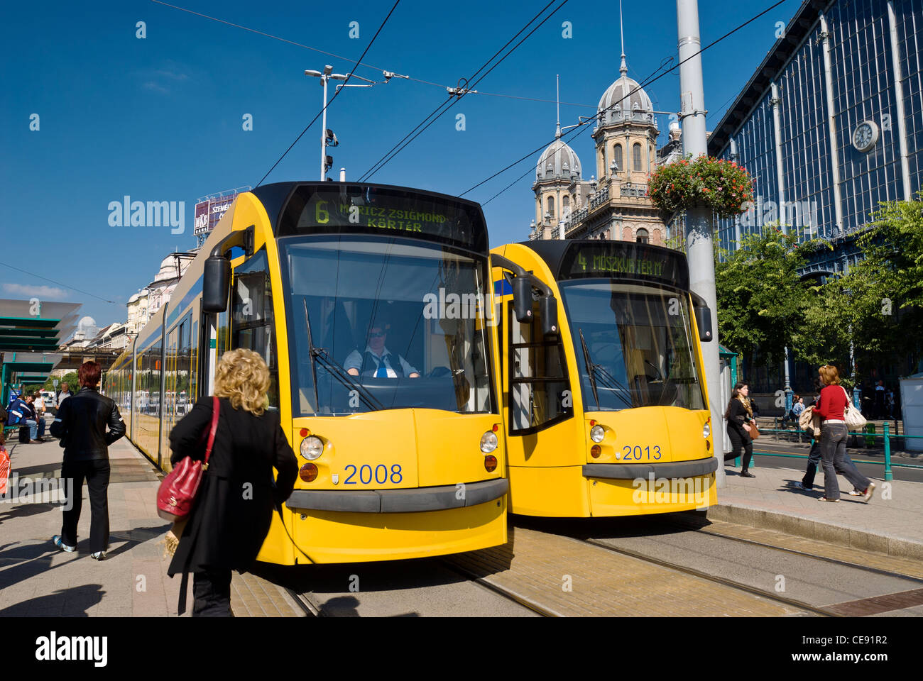 Tramway sur Terez Korut en face de la gare de l'Ouest (Nyugati palyaudvar) Gare, Budapest, Hongrie. Banque D'Images