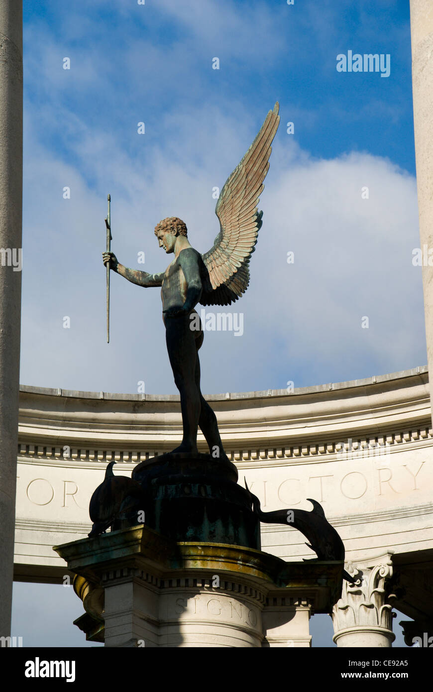 Détail de l'ange à l'épée de la Wales National War Memorial, Alexandra Gardens, Cathays Park, Cardiff, Pays de Galles, Royaume-Uni. Banque D'Images