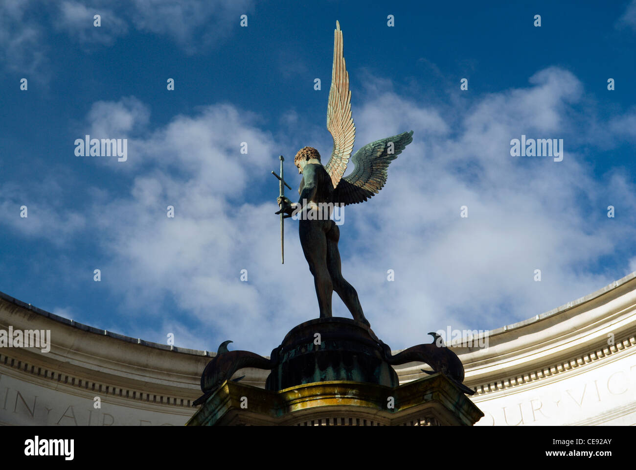 Détail de Winged Victory du mémorial national de guerre du pays de Galles, Alexandra Gardens, Cathays Park, Cardiff, pays de Galles du Sud, ROYAUME-UNI. Banque D'Images
