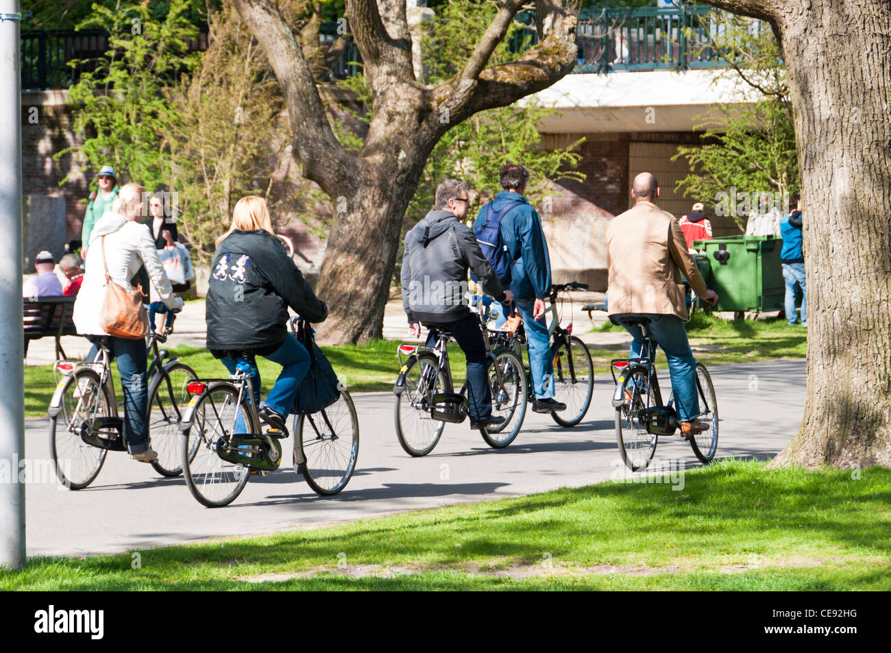 Cycliste au Vondelpark. Amsterdam. Aux Pays-Bas. South Holland. L'Europe Banque D'Images