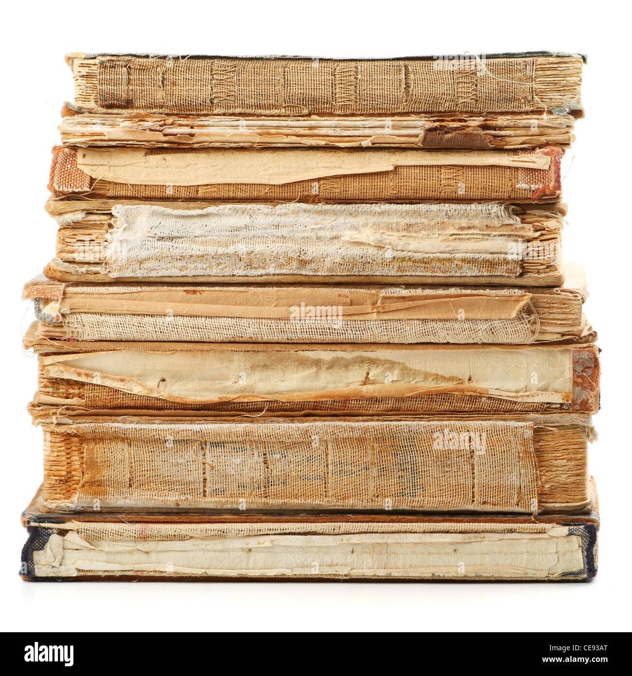 Livres anciens de différentes formes et couleurs. Isolé sur fond blanc. Banque D'Images