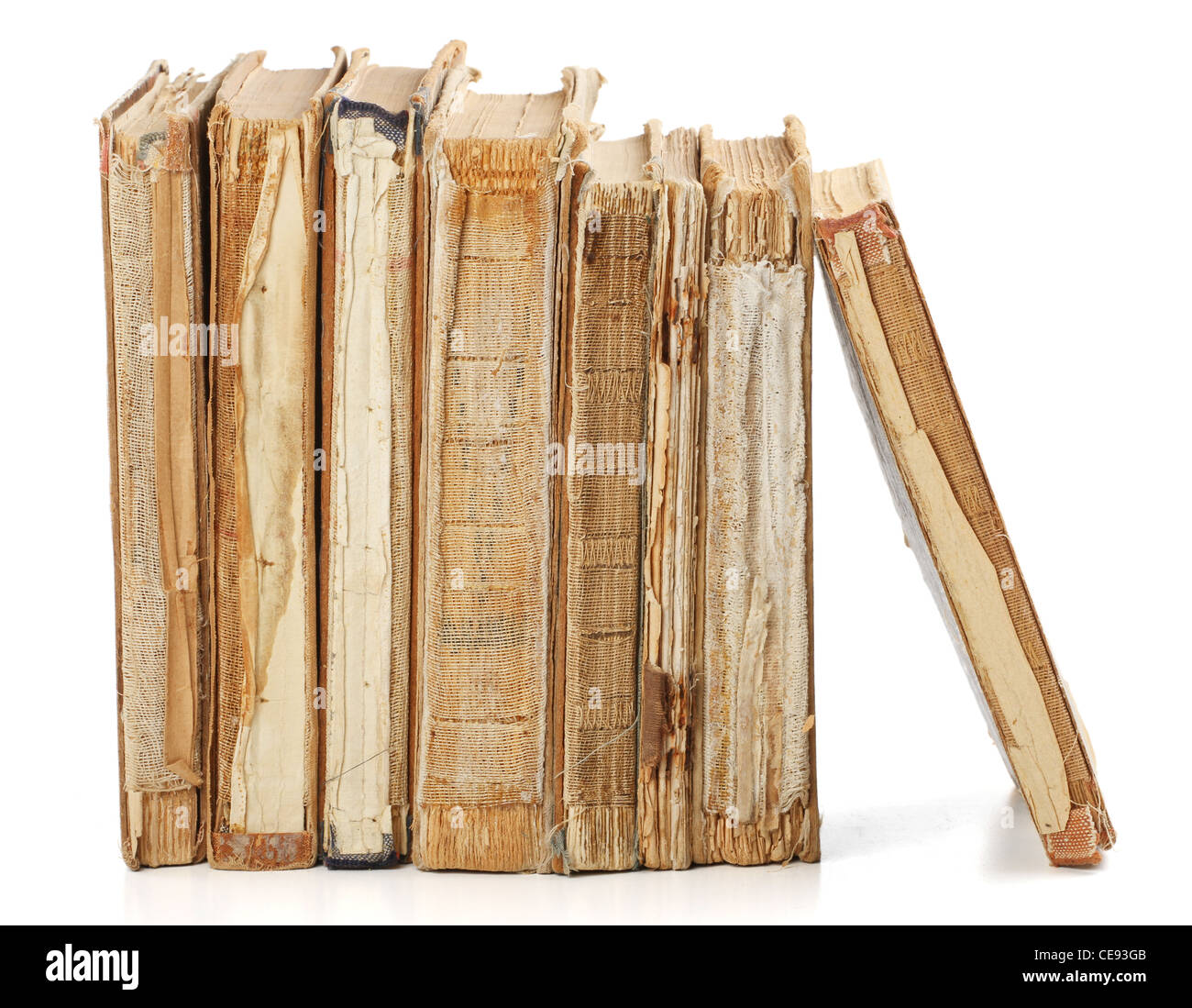 Livres anciens de différentes formes et couleurs. Isolé sur fond blanc. Banque D'Images