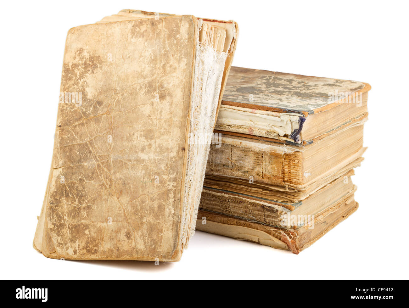 Livres anciens de différentes formes et couleurs. Isolé sur fond blanc. Banque D'Images