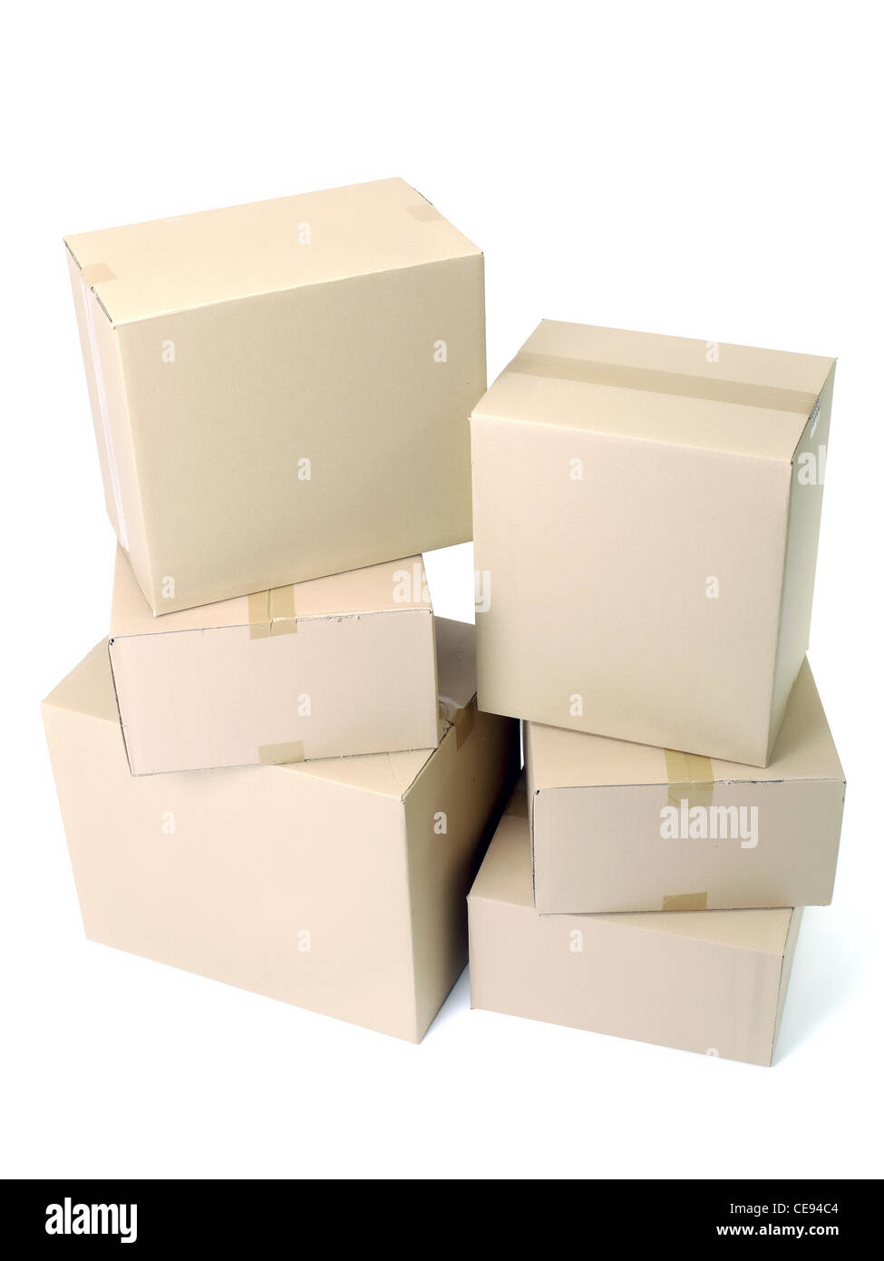 Pile de colis en carton tourné sur fond blanc Banque D'Images