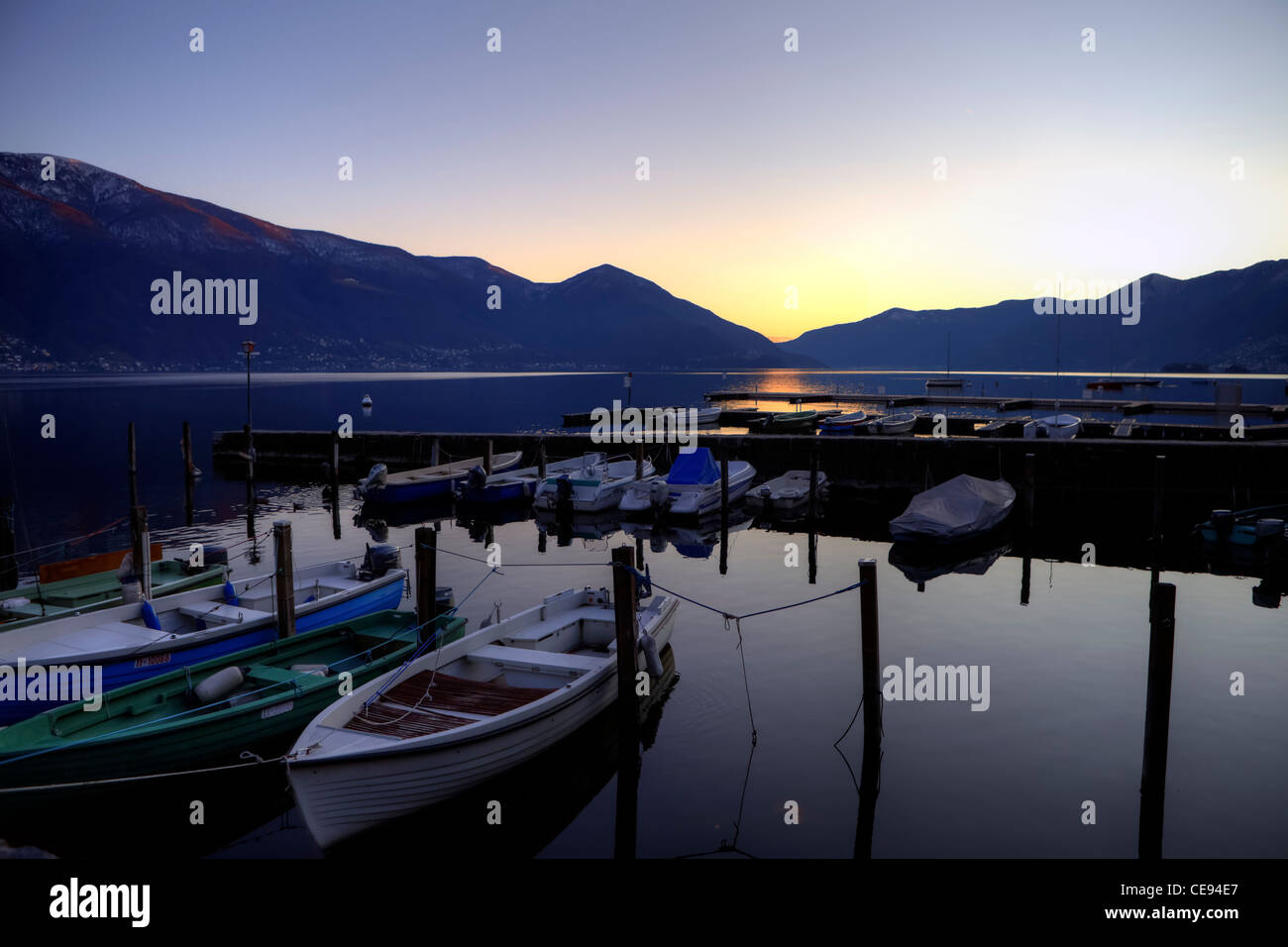 Bateaux sur le Lac Majeur au coucher du soleil à Ascona, Tessin, Suisse Banque D'Images