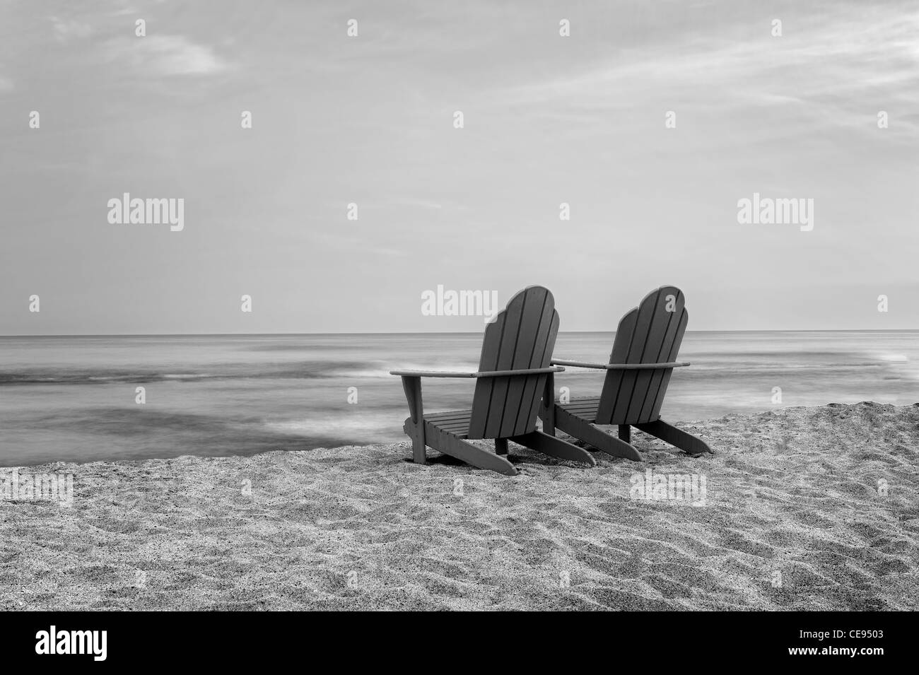 Deux chaises Adirondack sur plage. New York, la Grande Île Banque D'Images
