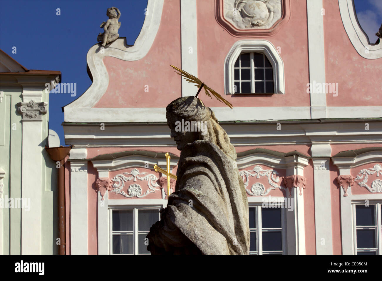 Façade avant de la maisons renaissance à la place principale de Telc, site du patrimoine de l'UNESCO, la République tchèque Banque D'Images