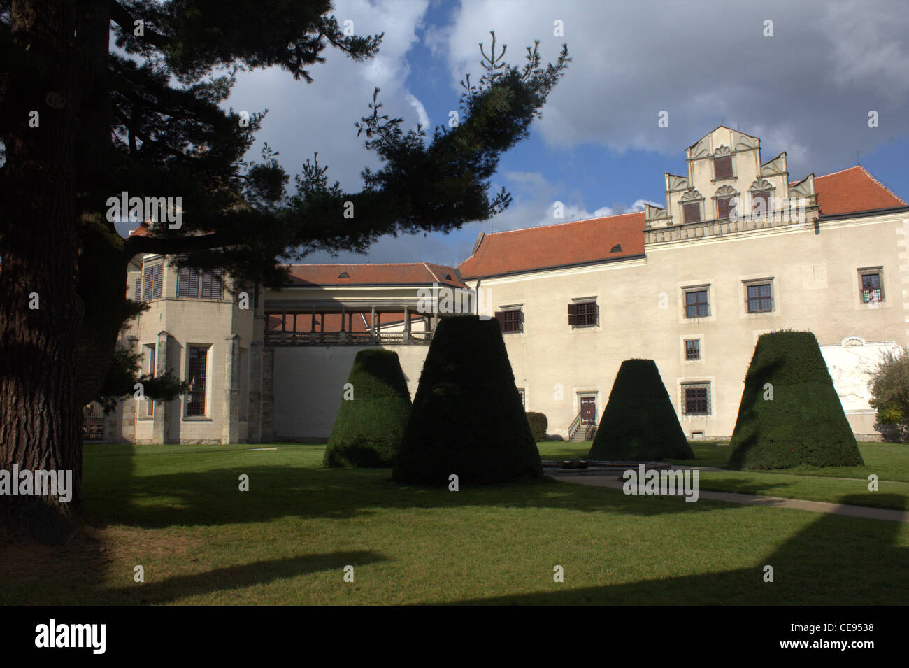Parc dans la cour du château de Telc, site du patrimoine de l'UNESCO, la République tchèque Banque D'Images