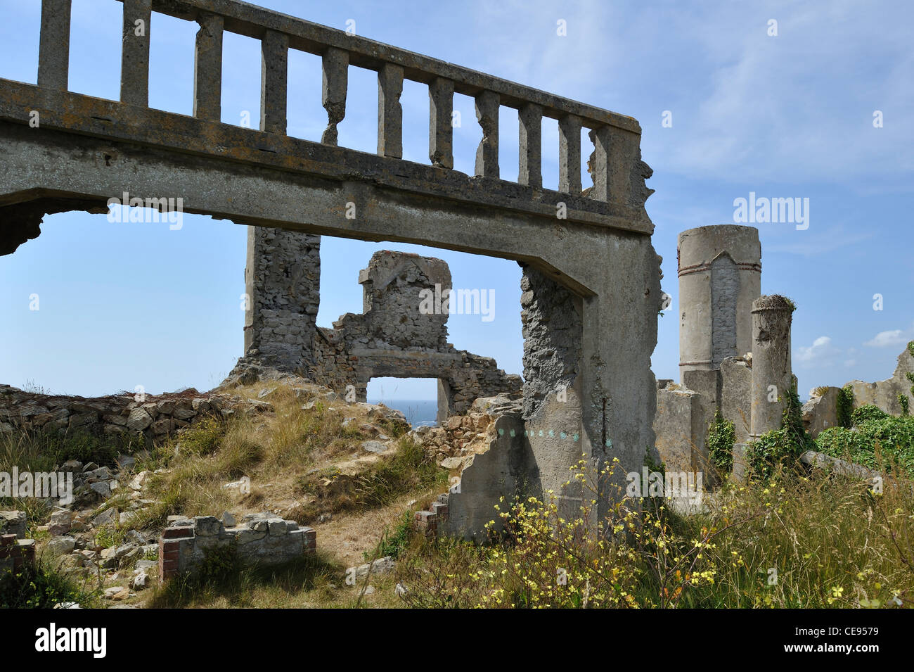 Ruines du Manoir de Coecilian du poète Saint-Pol-Roux / Roux Paul-Pierre à Camaret-sur-Mer, Bretagne, France Banque D'Images
