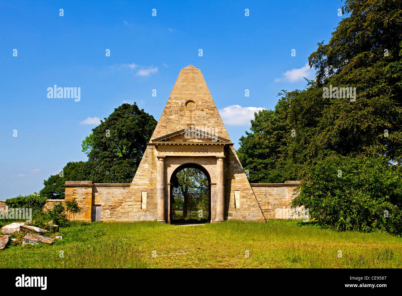 L'Obélisque Lodge dans le Parc du Prieuré Nostell Wakesfield West Yorkshire UK Banque D'Images