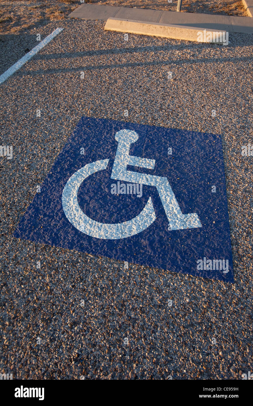 Espace de stationnement asphalte peint avec symbole Handicap au Texas Banque D'Images