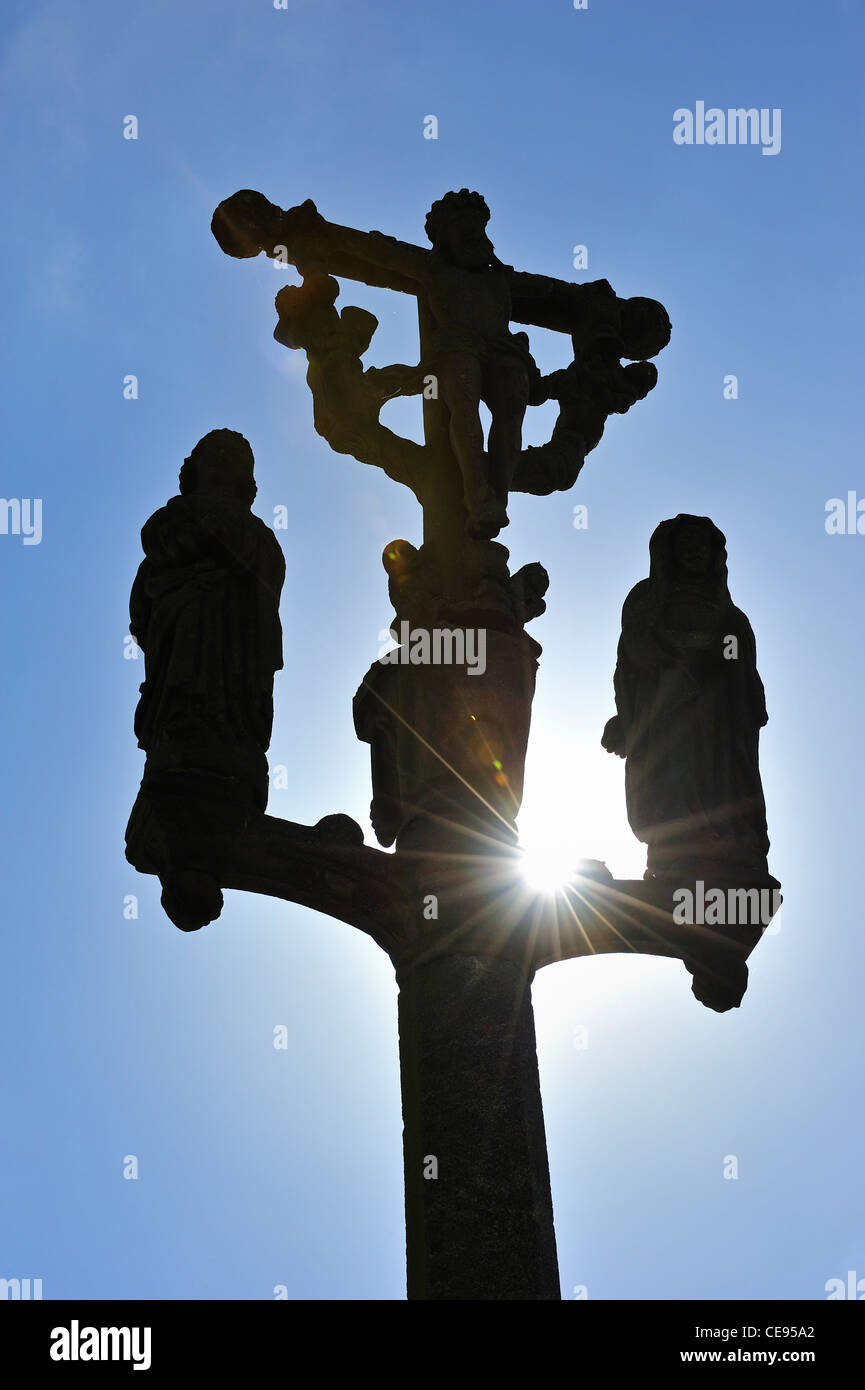 Calvaire silhouetted against blue sky à Saint-Méen, Finistère, Bretagne, France Banque D'Images