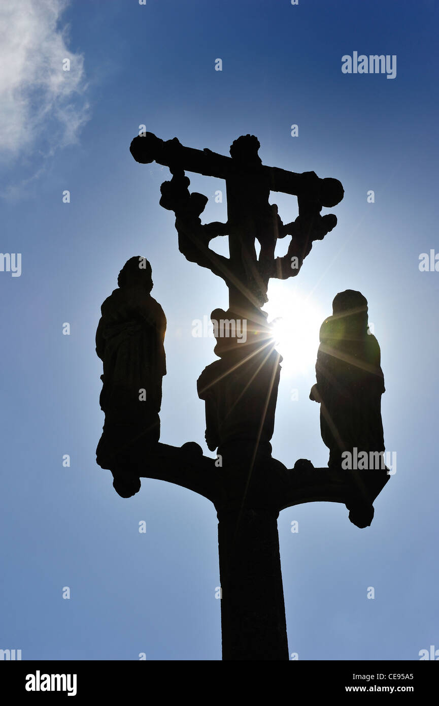 Calvaire silhouetted against blue sky à Saint-Méen, Finistère, Bretagne, France Banque D'Images