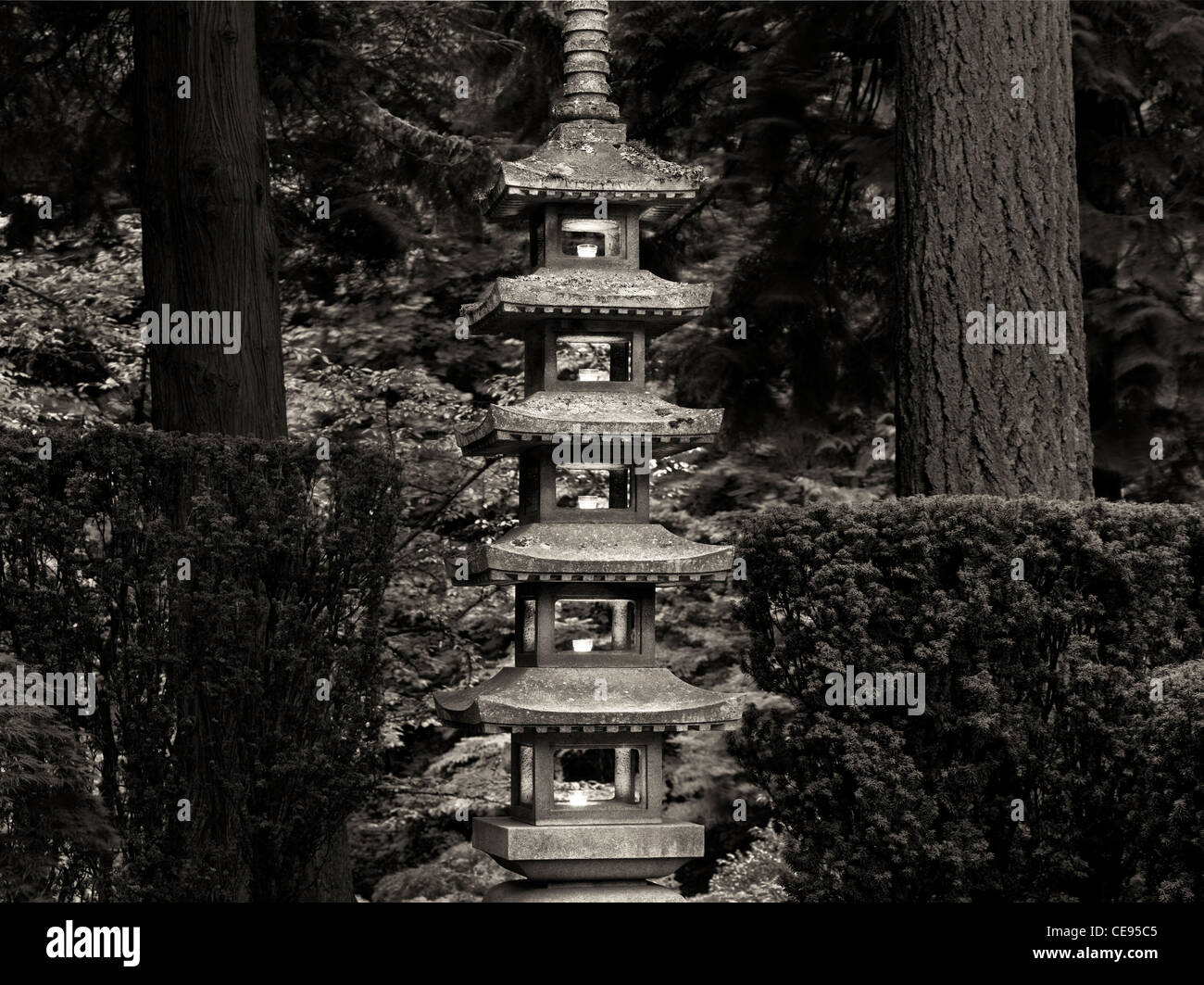 Lanternes allumées à Portland les jardins japonais. Oregon Banque D'Images