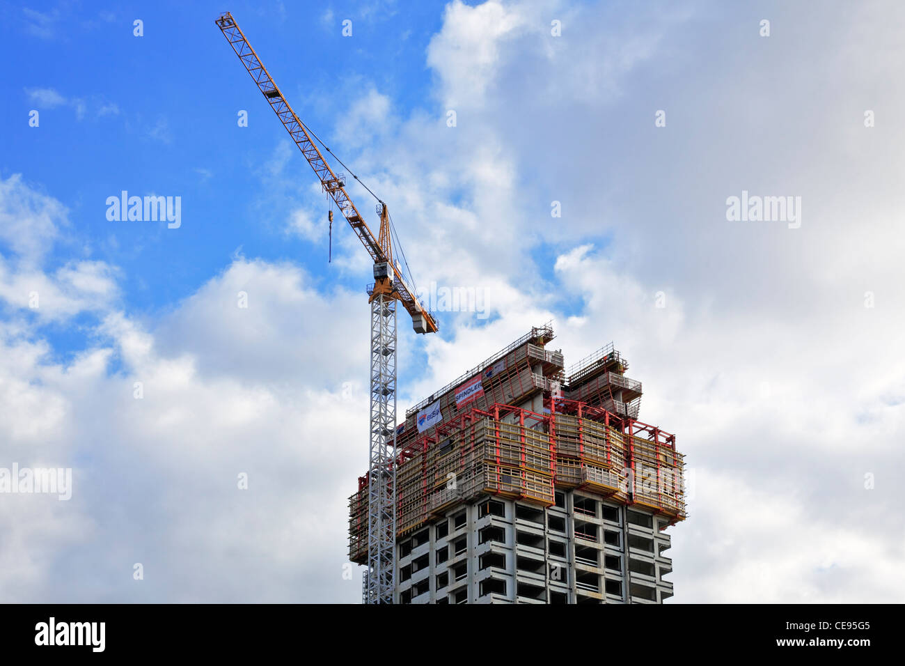 Immeuble de grande hauteur, site de construction à l'aide d'une grue, Kop van Zuid, Rotterdam, Hollande, Pays-Bas, Europe Banque D'Images