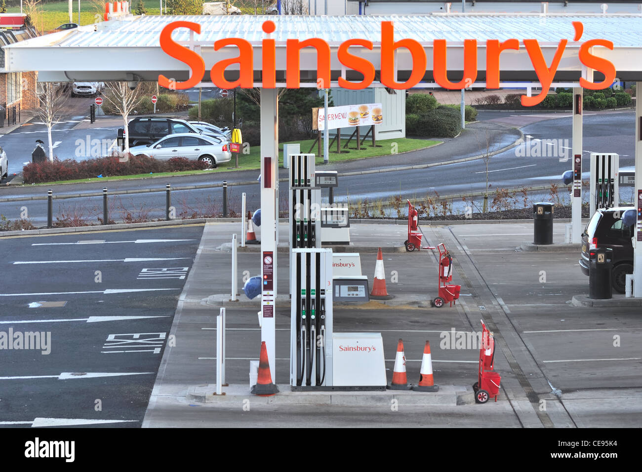 Supermarché Sainsbury's parvis de carburant dans la Darnley, Glasgow, Écosse, Royaume-Uni Banque D'Images