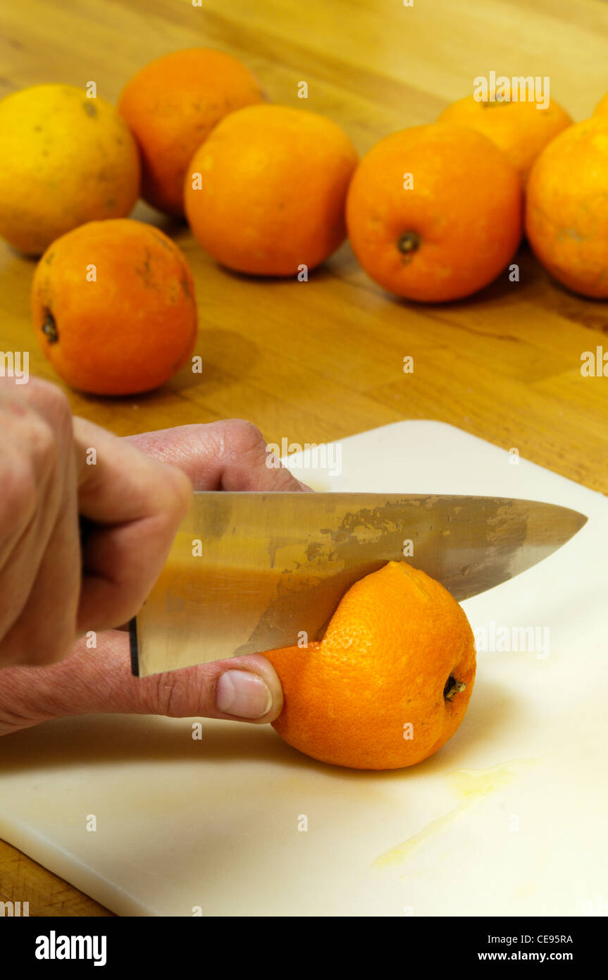 Le tranchage des oranges pour faire de la marmelade. Banque D'Images