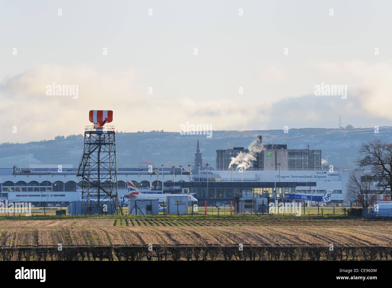 L'avis de domine radar de l'aéroport international de Glasgow sous le soleil d'hivers jour Banque D'Images