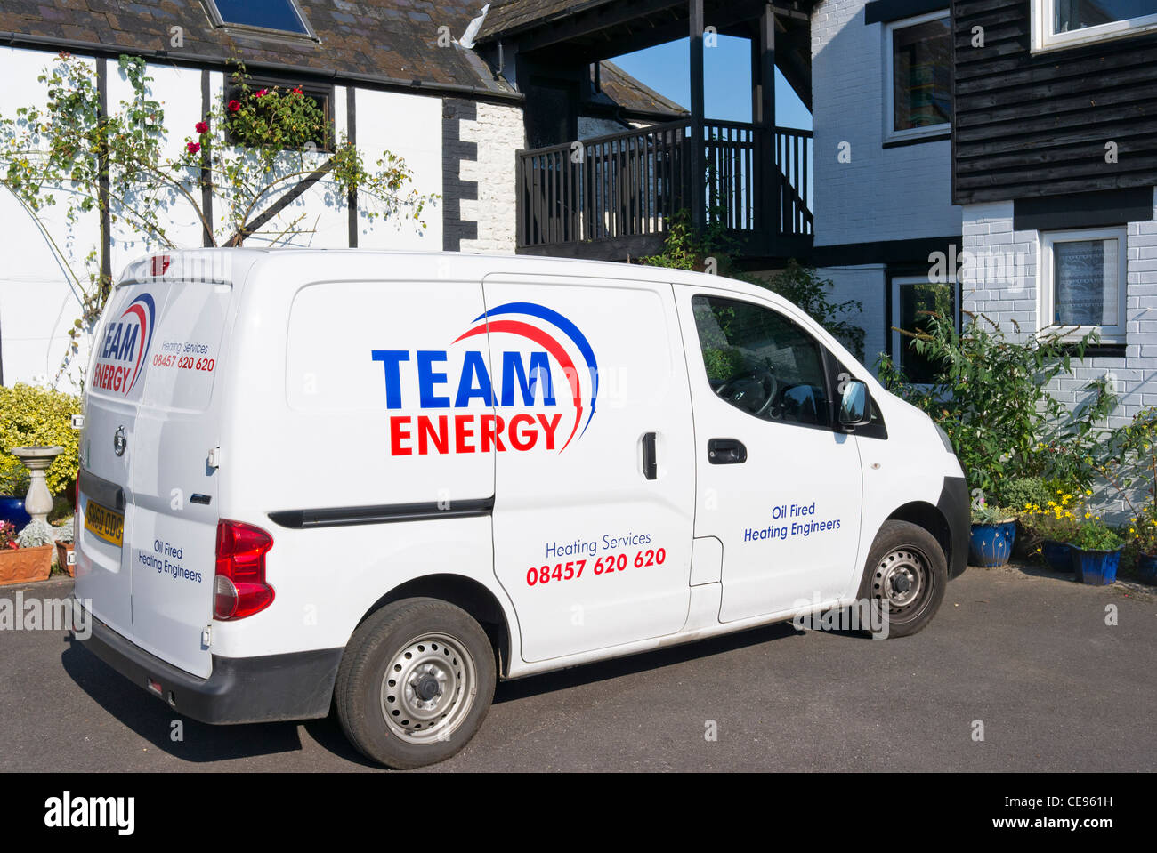 TEAM ENERGY chauffage services white van dans les locaux au Royaume-Uni Banque D'Images