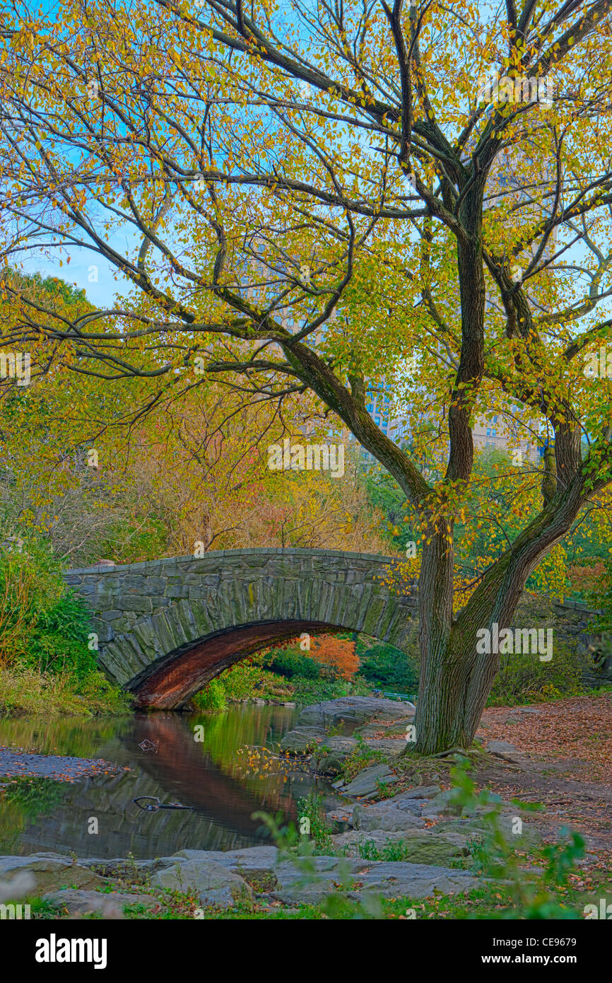 Gapstow Bridge & l'étang en automne, Central Park Banque D'Images