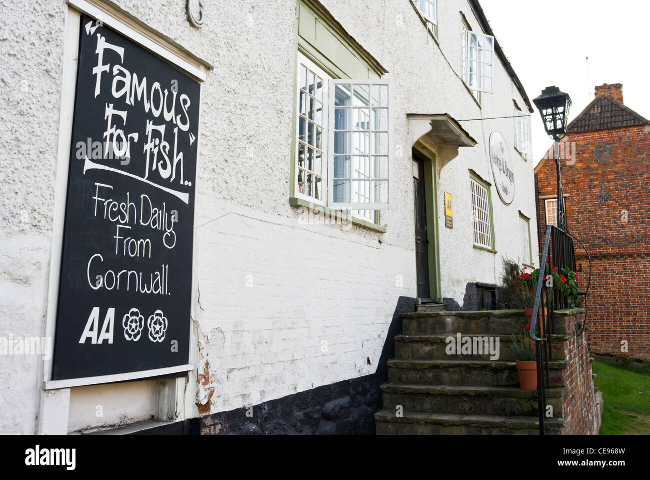 Célèbre pour "pêcher" affiche à l'extérieur de l'English Inn Banque D'Images