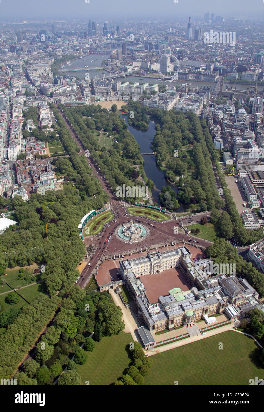 Image aérienne des jardins du Palais de Buckingham, le Palais en direction de la ville de Londres. Londres SW1 Banque D'Images