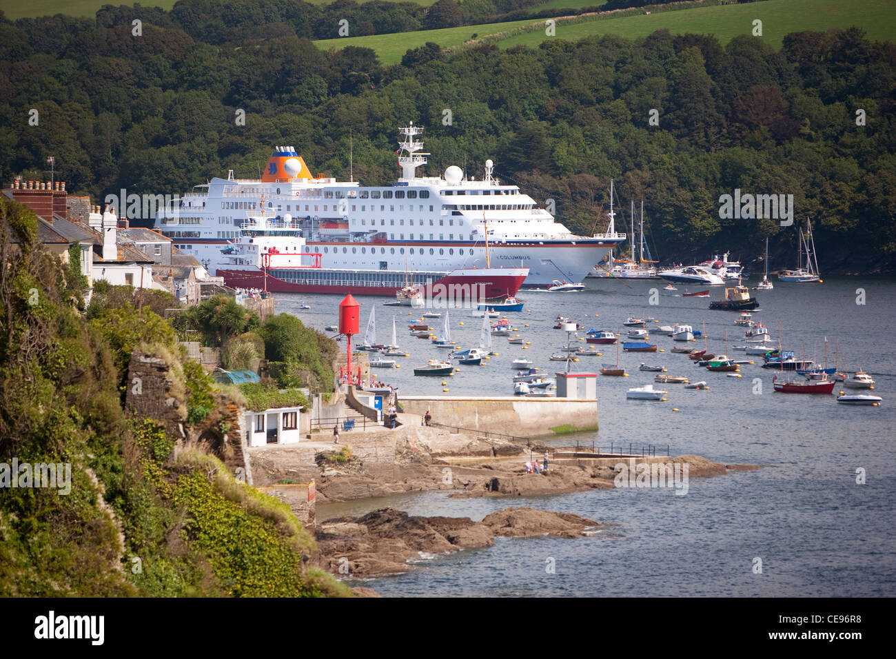 Le paquebot de C. Colomb mouillée dans l'estuaire du fleuve Fowey, Cornwall, UK avec la Chine au premier plan pétrolier d'argile Banque D'Images