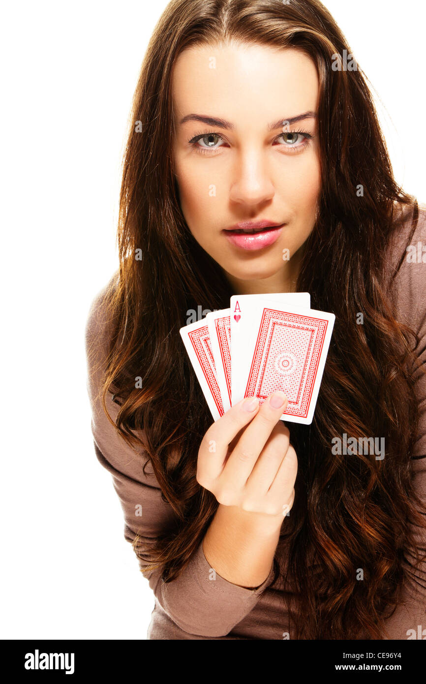 Belle femme jouant au poker sur fond blanc Banque D'Images