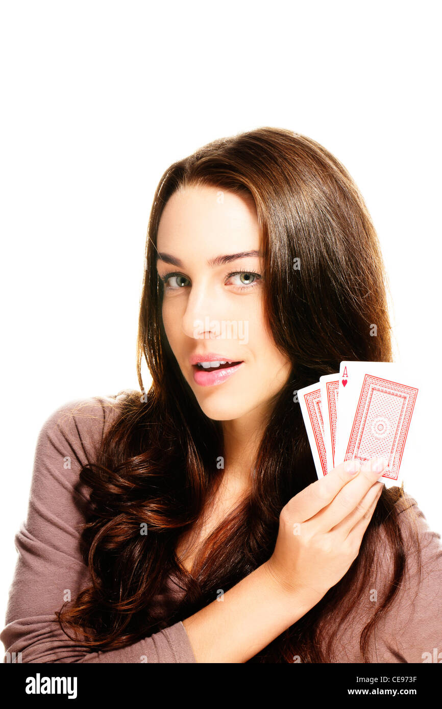 Belle femme avec un jeu de poker sur fond blanc Banque D'Images