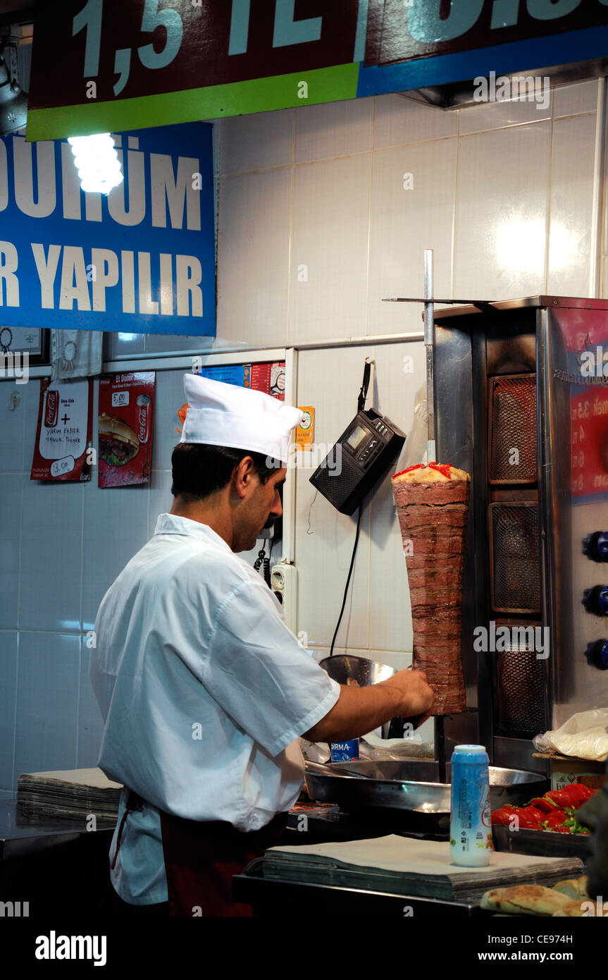 Doner kebab Iskender Bursa agneau viande food stand shop vente vendeur marché marché marché aux épices bazar égyptien eminönü Fatih Banque D'Images