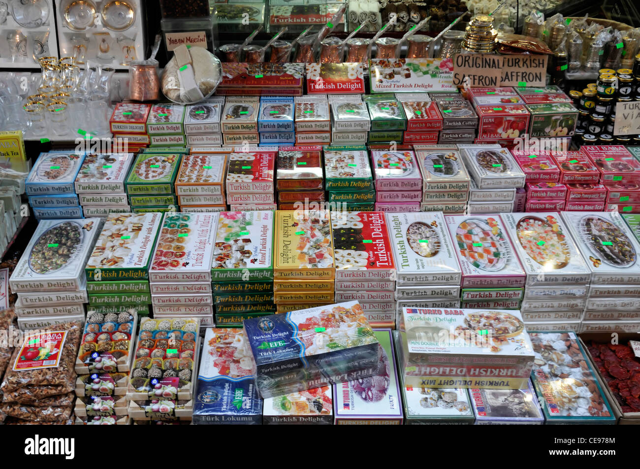 Paquets de loukoums de bonbons à la vente du vendeur du marché marché marché aux épices bazar égyptien eminönü Fatih Istanbul Turquie turc Banque D'Images