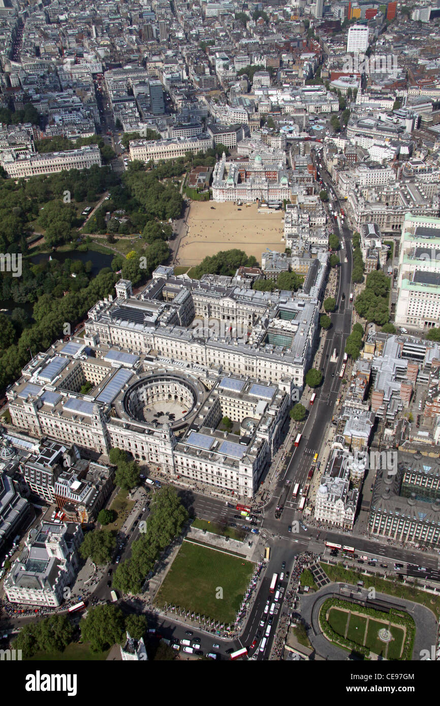 Vue aérienne de Whitehall à Londres, montrant Downing Street, FCO, Cabinet Office et Horse Guards Parade Banque D'Images