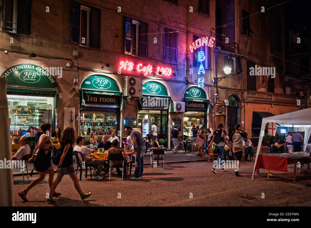 Les gens boire et manger dans la rue des bars et restaurants de nuit. Vieille ville de Gênes (Genova), Italien Italie Banque D'Images