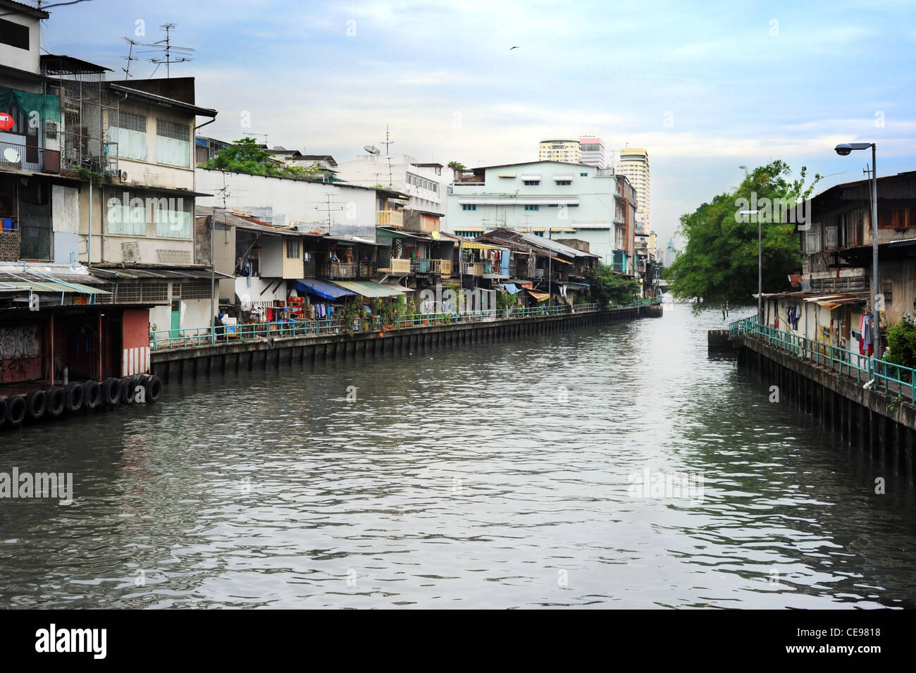 Le long de la rivière des bidonvilles à Bangkok, Thaïlande Banque D'Images