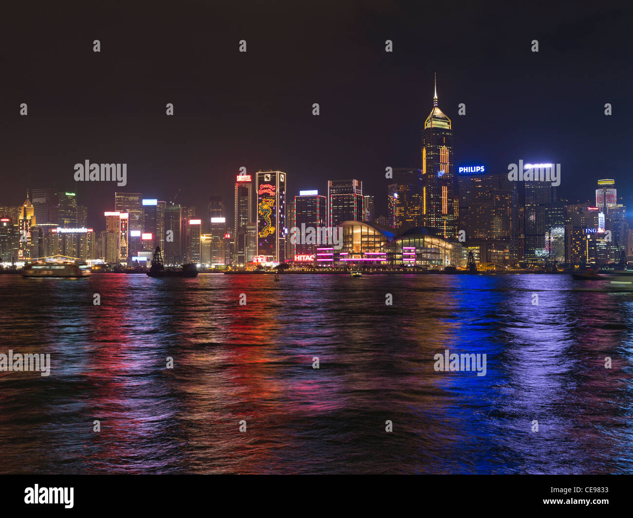 dh Victoria Harbour WANCHAI FRONT DE MER HONG KONG ISLAND WAN Chai les bâtiments urbains illuminent les gratte-ciel de nuit de la mer Banque D'Images