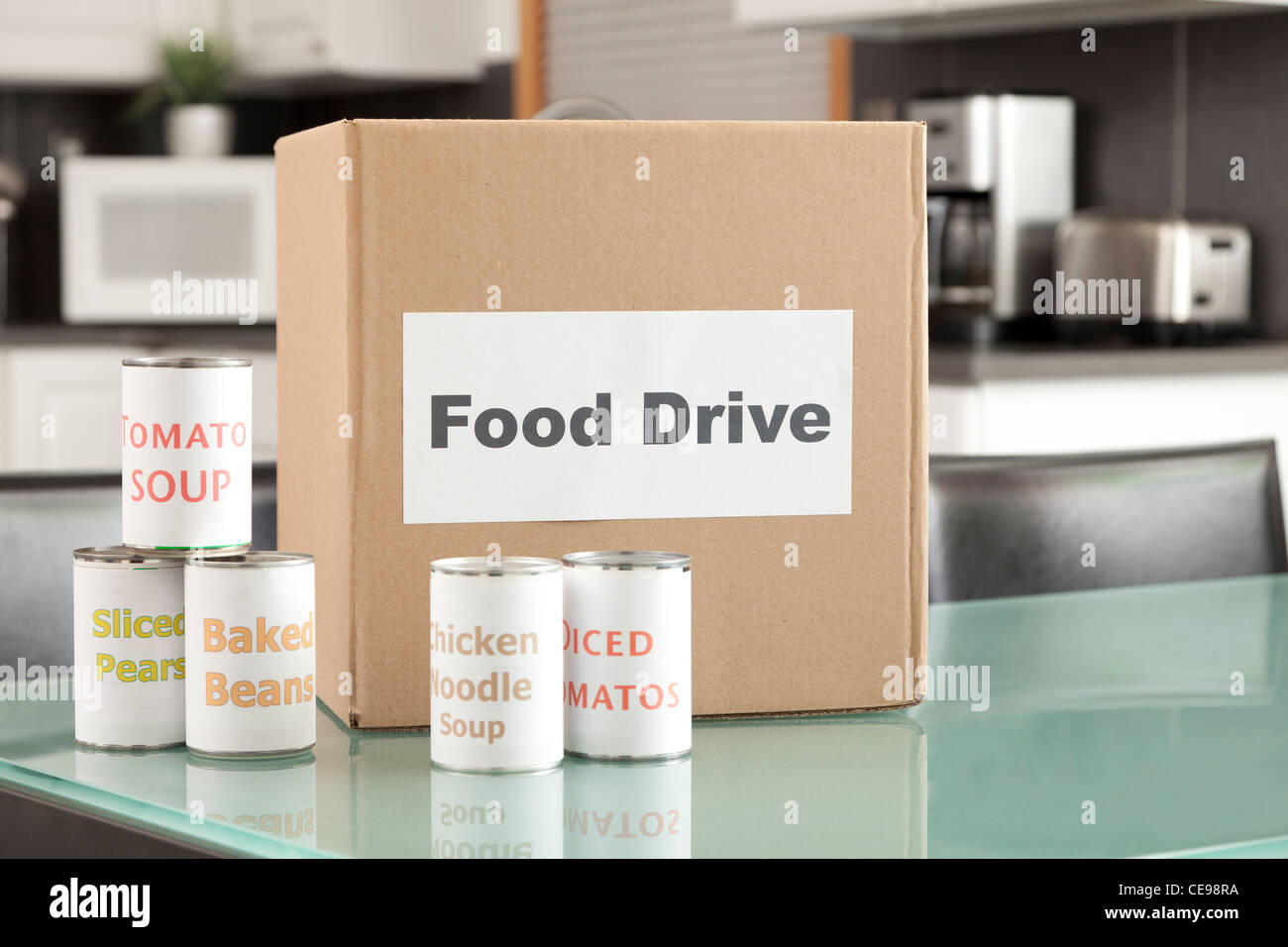 États-unis, Illinois, Metamora, boîte en carton et des aliments en conserve dans la cuisine Banque D'Images