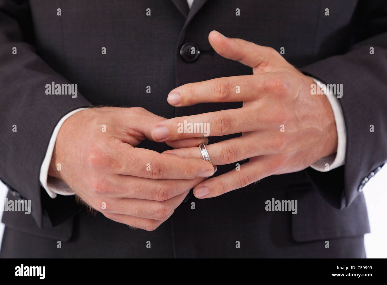 Close-up de l'homme dépose de bague de mariage doigt Banque D'Images