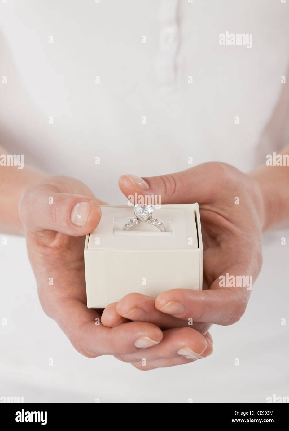 Close-up of woman's hands holding bague en diamant à la case Banque D'Images
