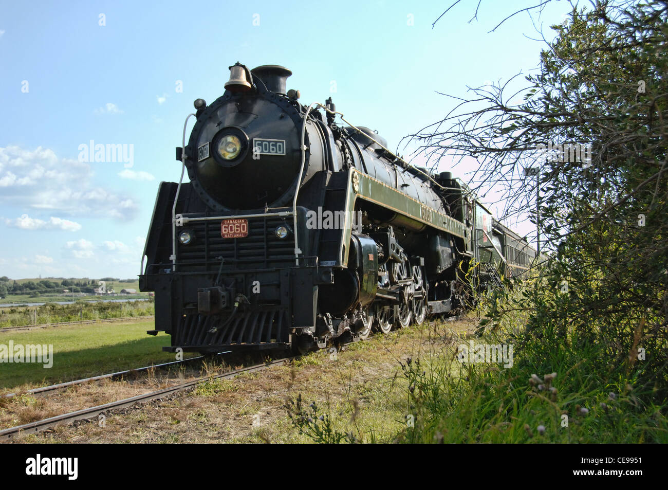 Une vieille locomotive à vapeur s'est arrêté sur la voie ferrée. Banque D'Images