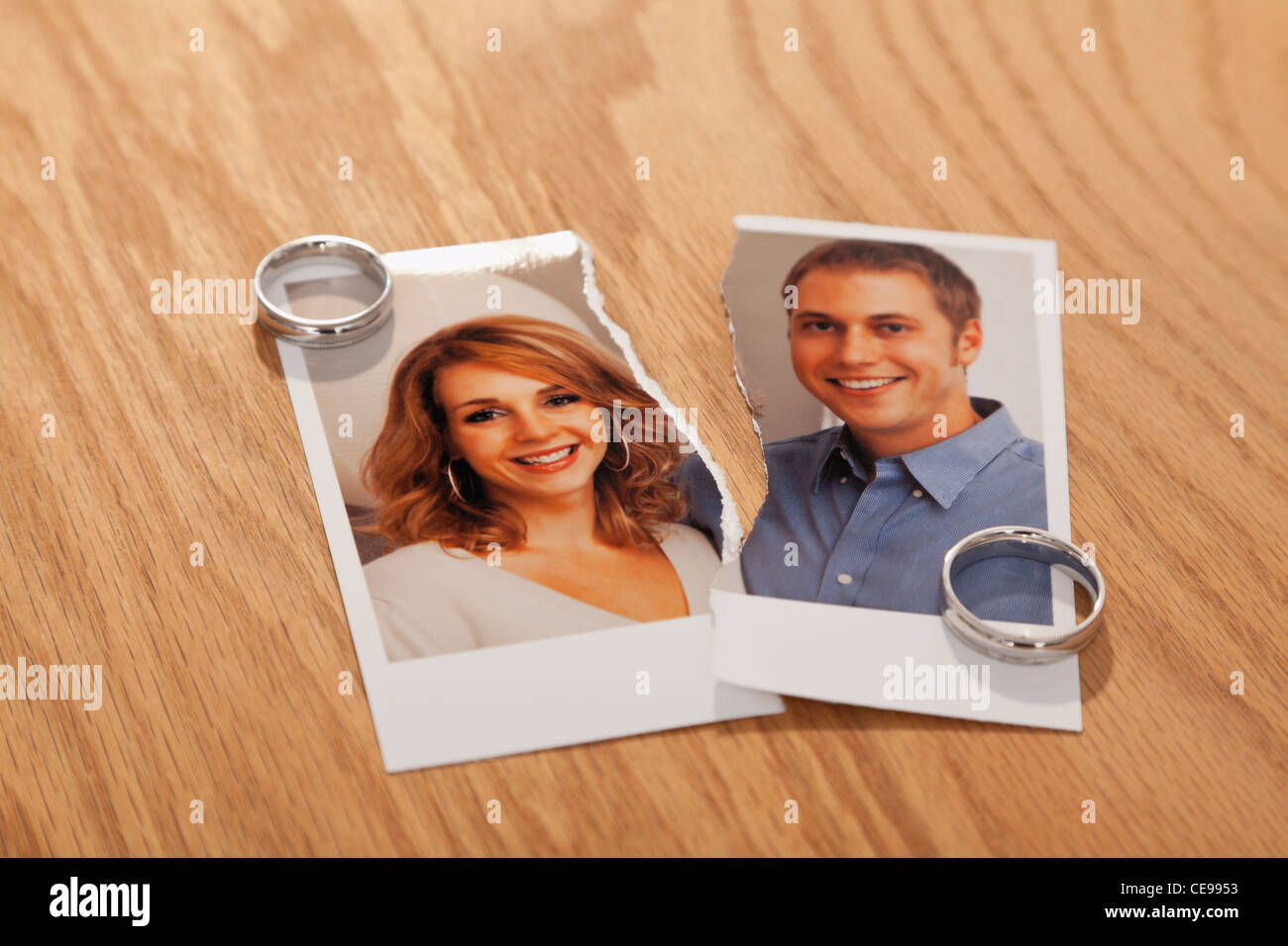 Studio shot of photo de couple déchiré en deux et les anneaux de mariage Banque D'Images