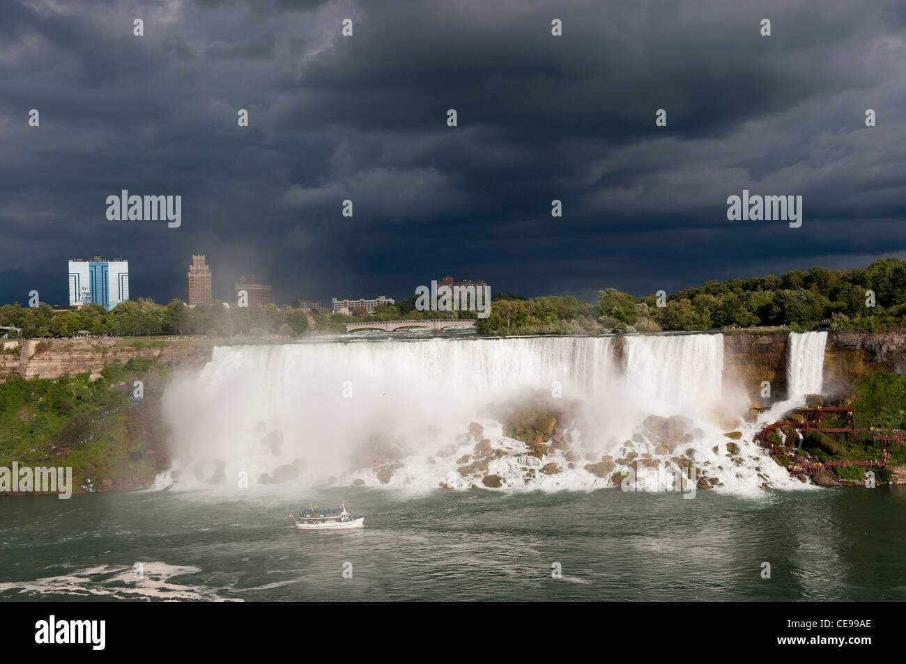 Ciel d'orage sur les chutes américaines à Niagara Falls. Banque D'Images