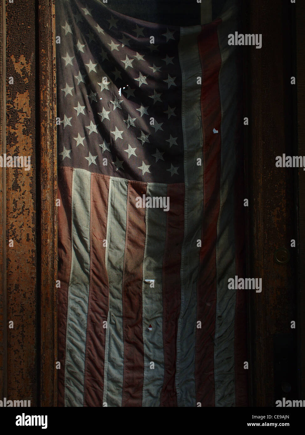 Ancien drapeau américain dans la porte de la boutique vide, Brooklyn, New York Banque D'Images