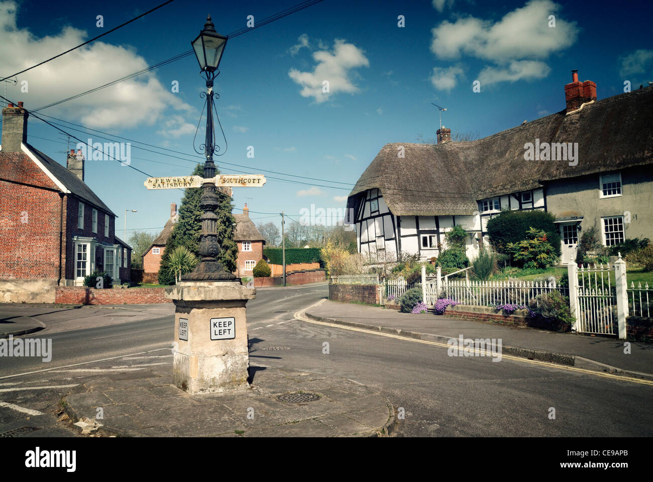 Petit village traditionnel anglais, près de Salisbury, Wiltshire, Angleterre, Royaume-Uni Banque D'Images