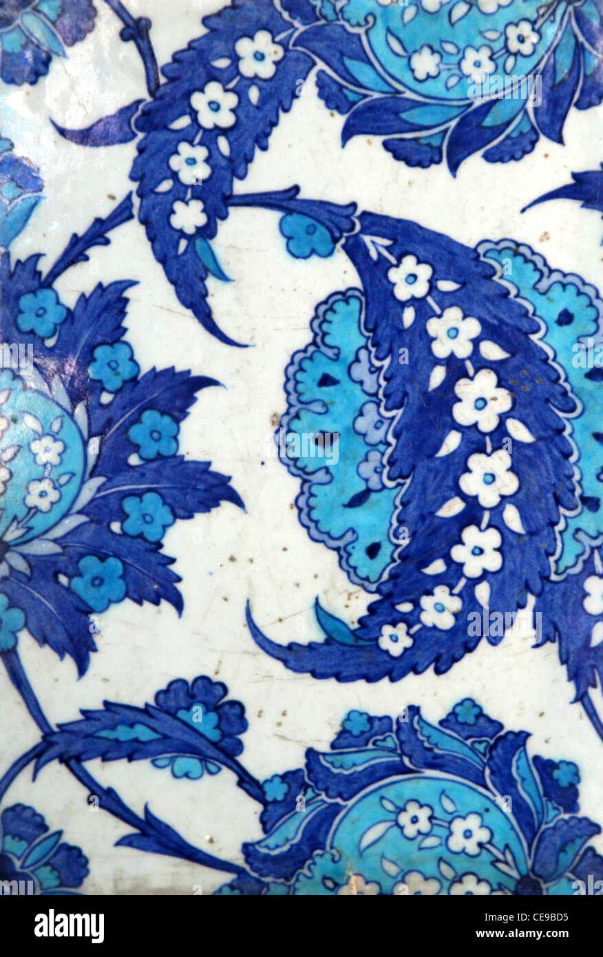 Carreaux Iznik à motifs bleus et blancs, sanctuaire Hazrat Ayub Ansari, Mosquée Eyup, Corne d'Or, Turquie Banque D'Images