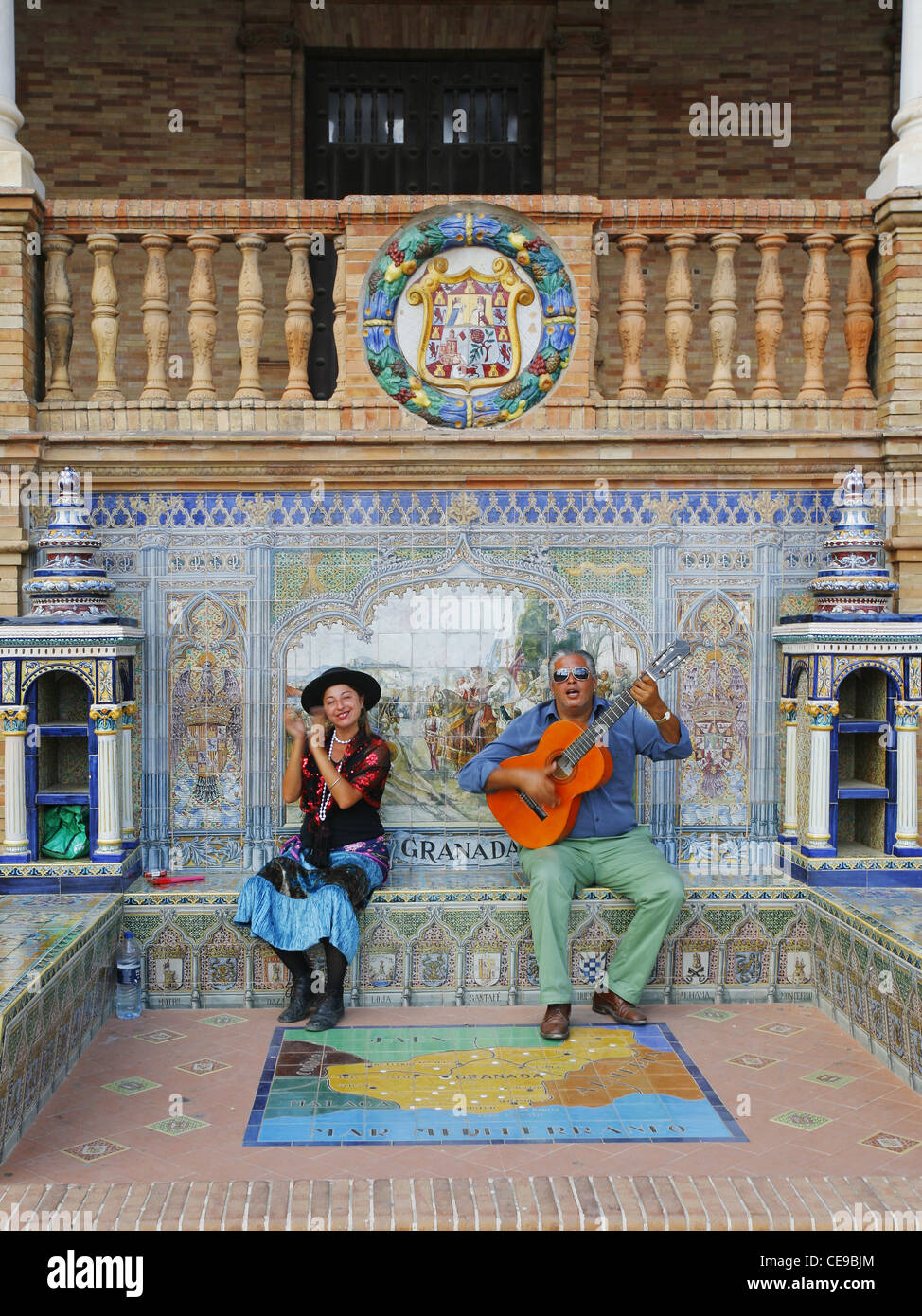 Des musiciens qui jouent dans le Flamenco Granada alcôve de la Plaza de España, Séville, Espagne Banque D'Images
